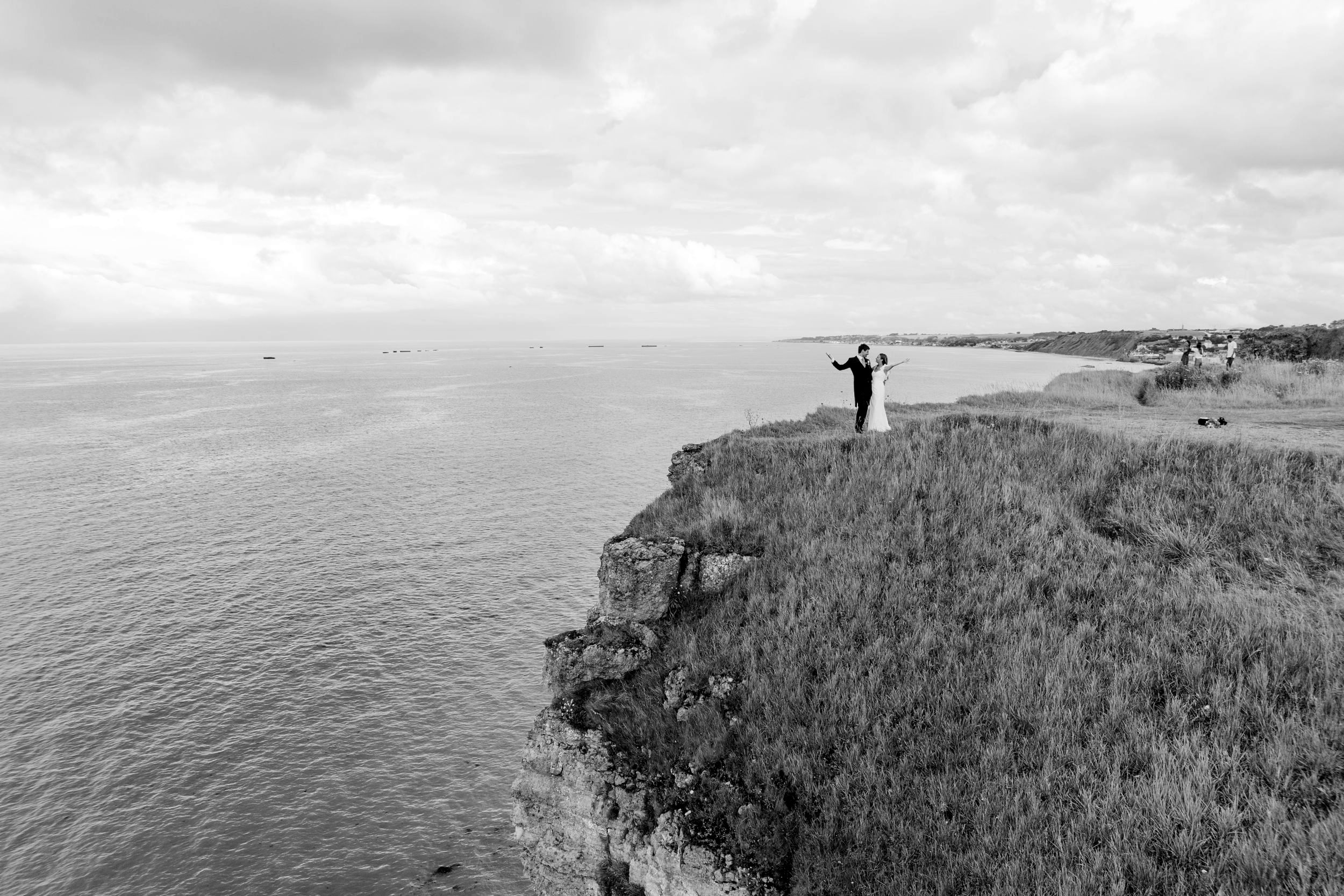 Anastasia et Harrison sur la falaise, face à la mer
