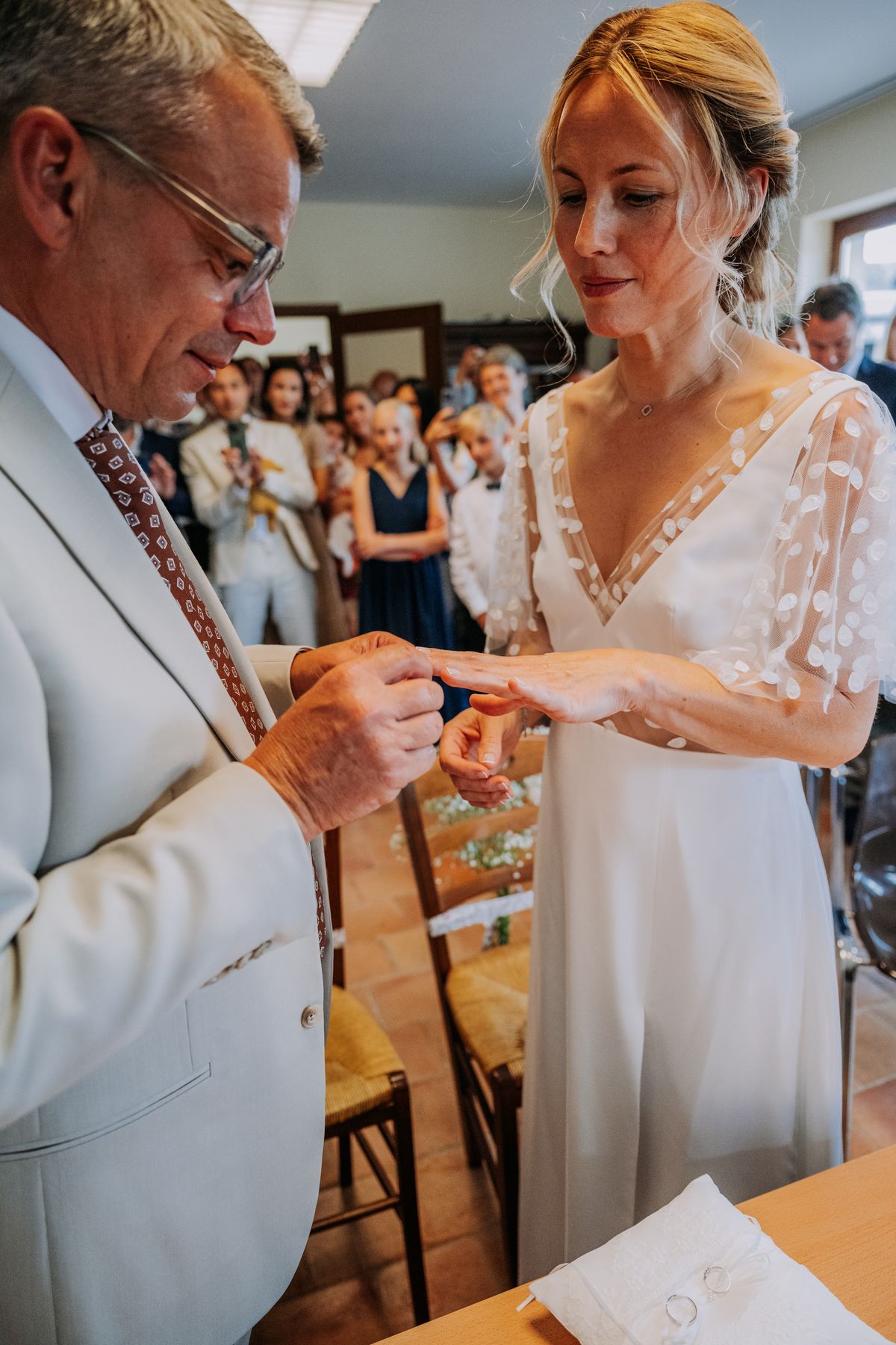 Échange des alliances à la mairie entre Emmanuelle et David
