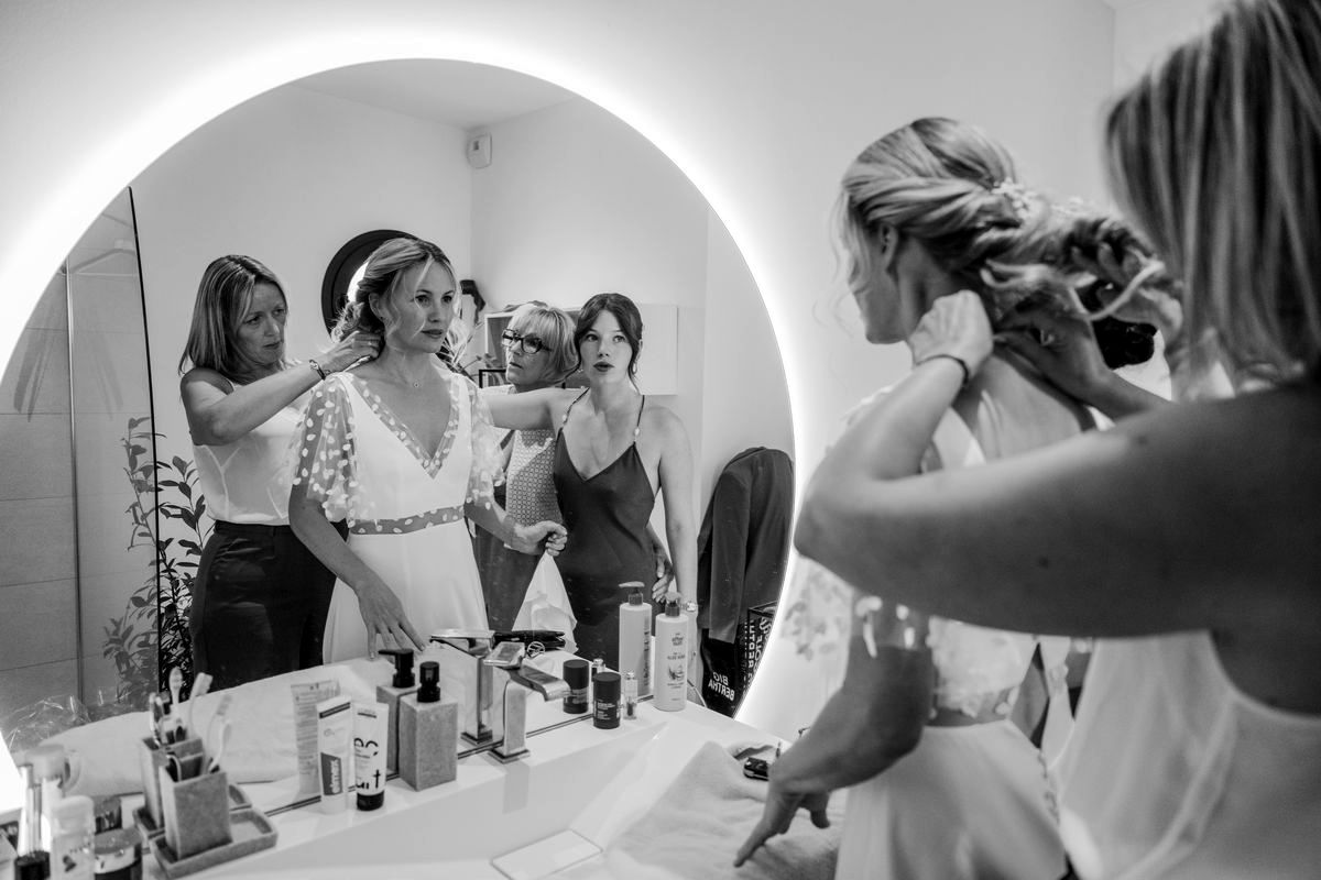 Emmanuelle devant le miroir pendant les préparatifs