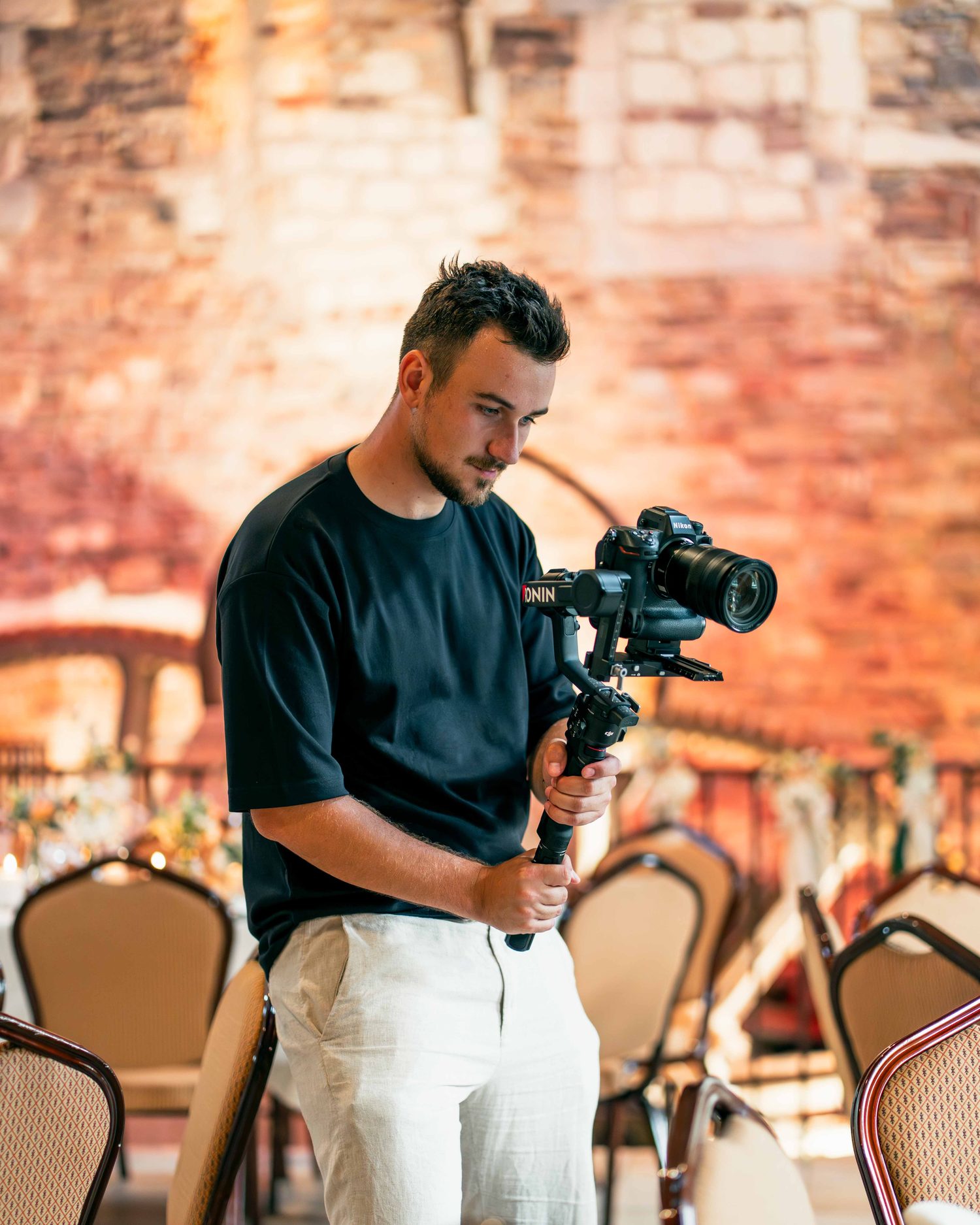 James, caméra sur stabilisateur, dans une salle de réception