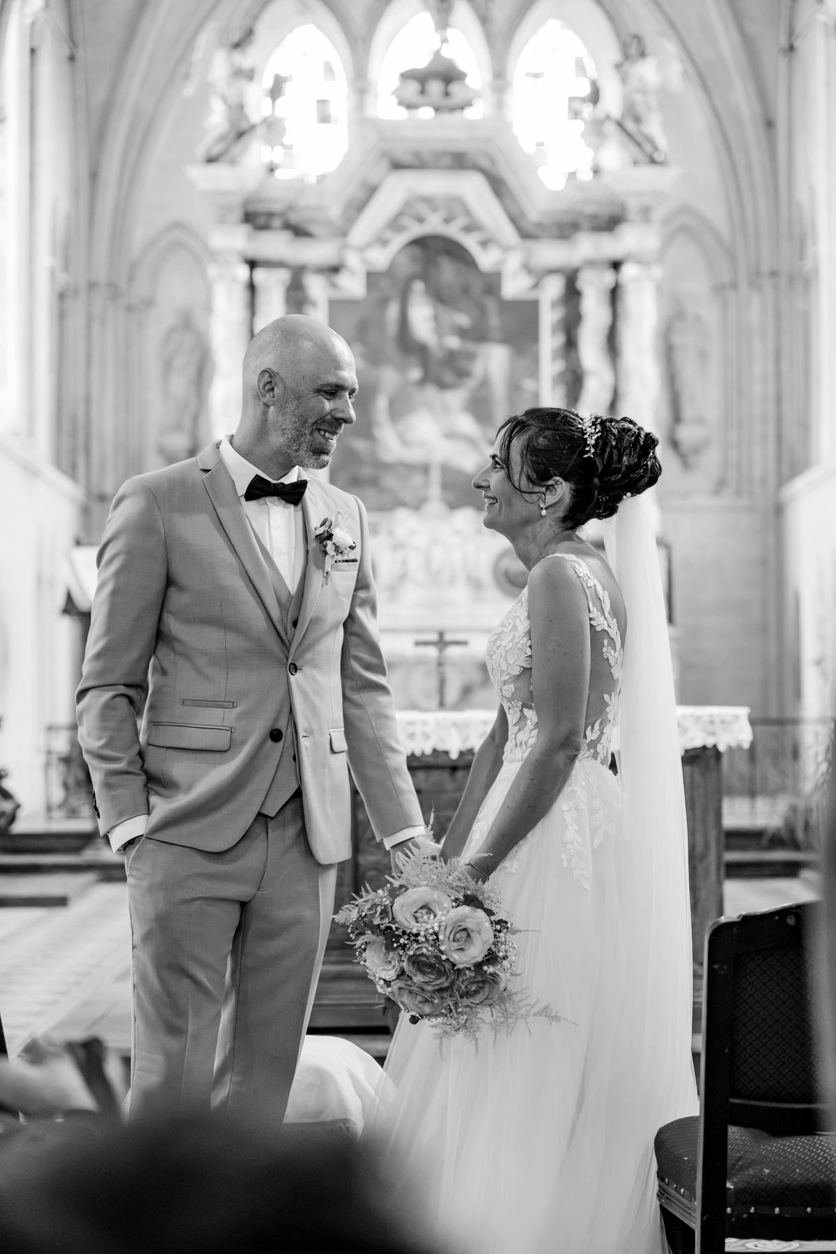 Teresa et Julien face à face devant l'autel d'une église