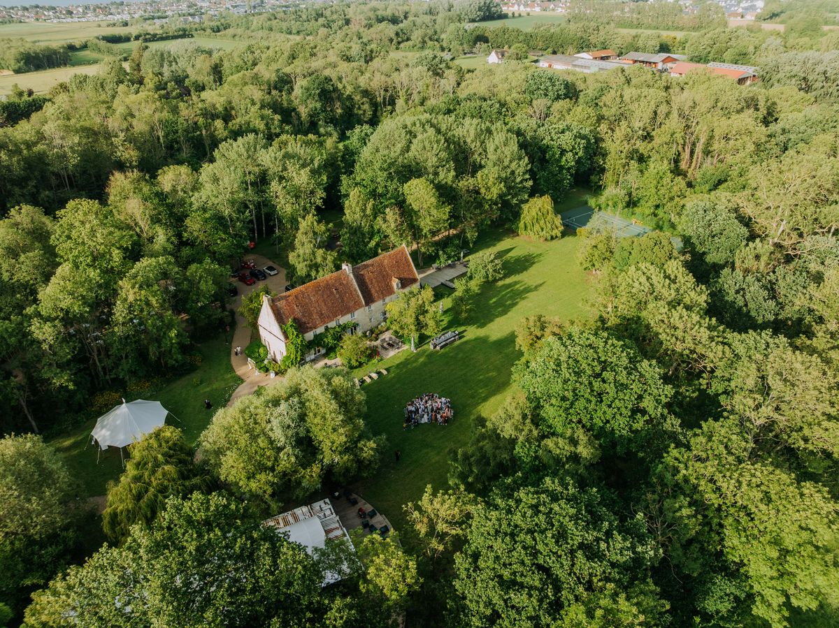Vue aérienne d'un domaine de réception niché dans les bois