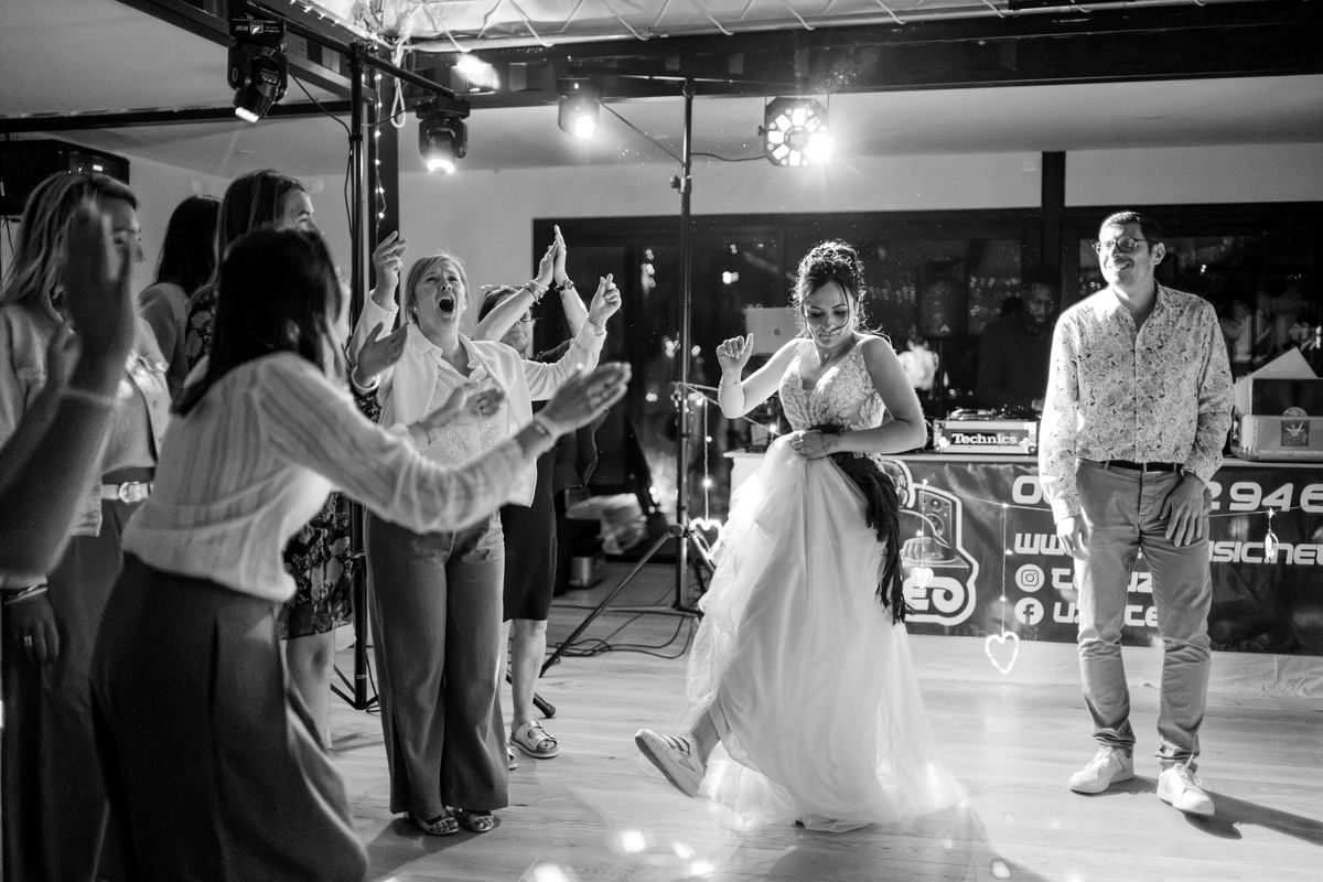 La piste de danse en soirée, Teresa au milieu des invités sous les lumières