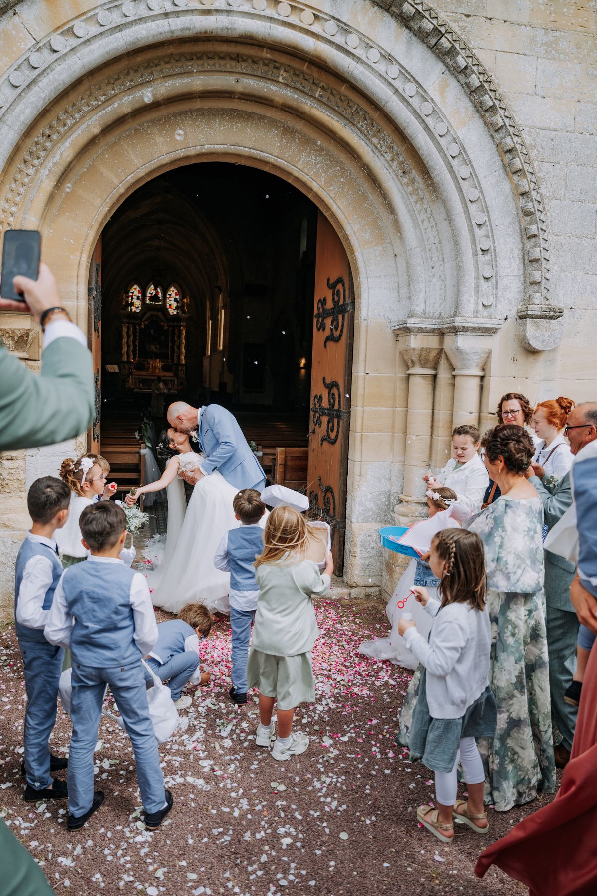 Teresa et Julien sortent sous les confettis